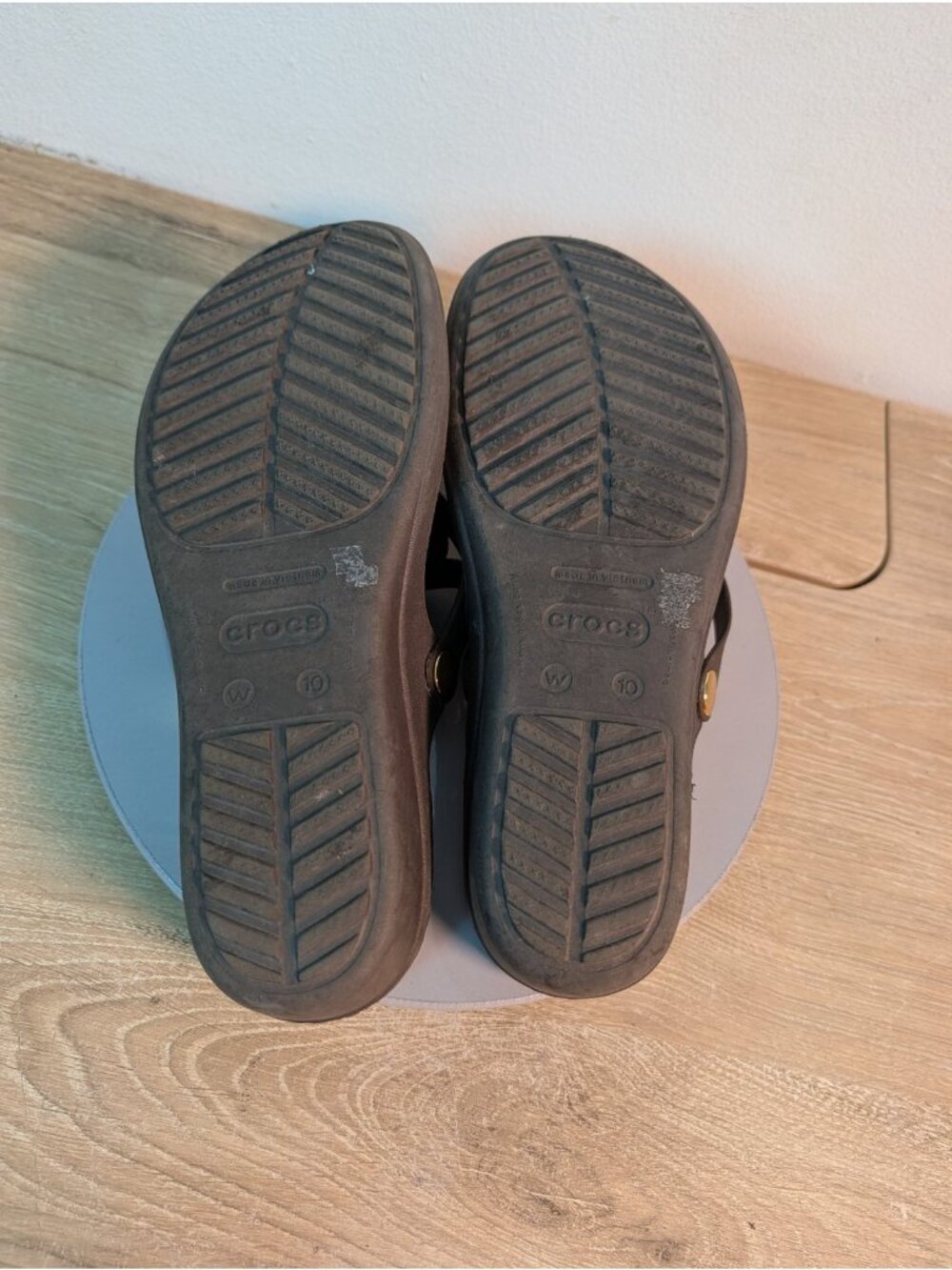 Crocs Womens Sanrah Sandals Size 10 Gold Medallion Brown Wedge Thong Slides - Picture 7 of 8